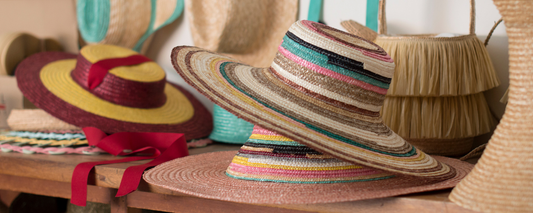 Sandra Mira Zaragosi con un sombrero de paja hecho a mano por orgullosas mujeres artesanas españolas de Gata de Gorgos